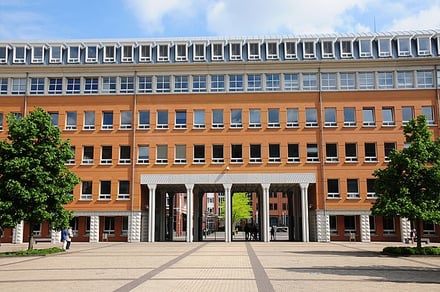 Main_entrance_gate_of_the_Court_building_(Rechtbank)_Den_Bosch_-_panoramio