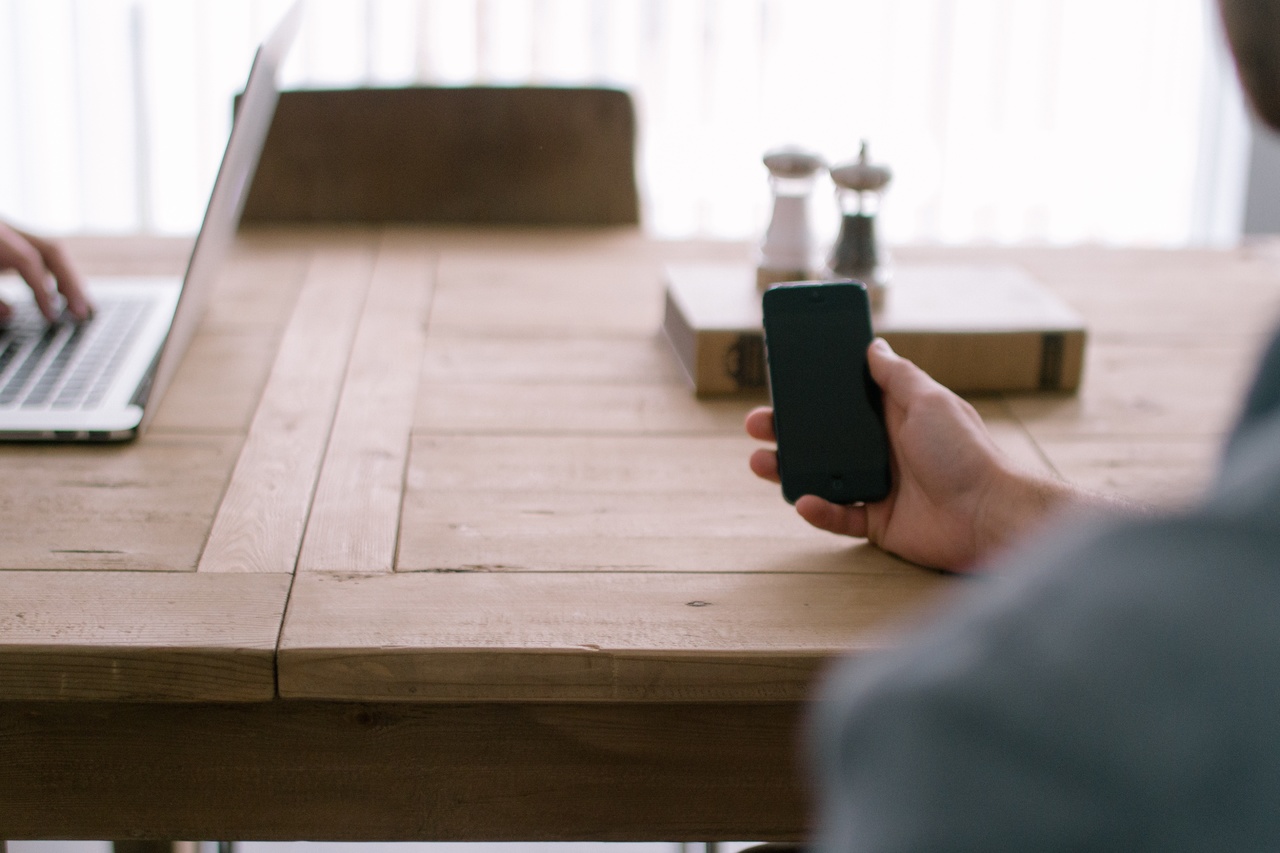 laptop-iphone-writing-table-wood-floor-99443-pxhere.com