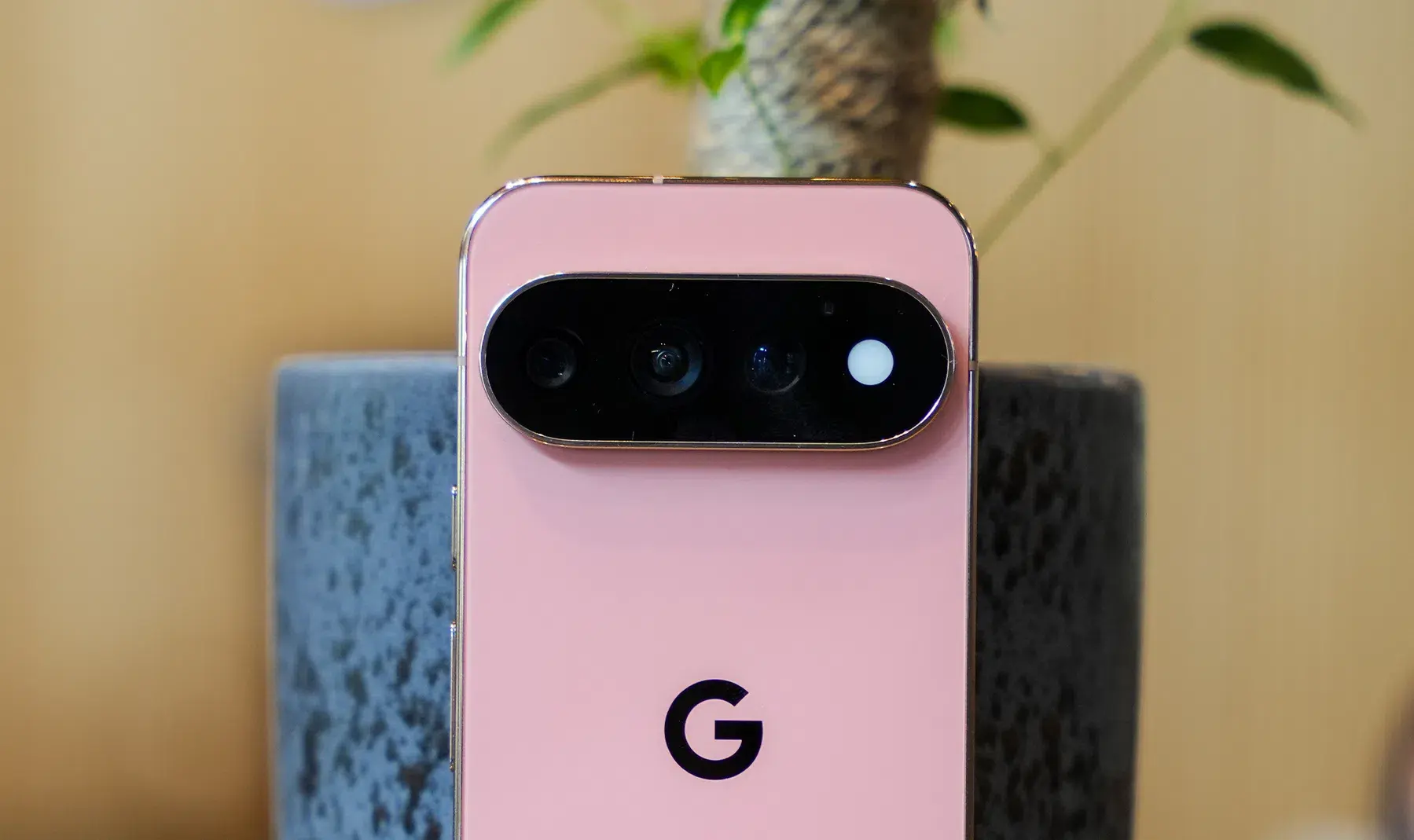 https://www.bright.nl/nieuws/2124900/review-google-pixel-11-pro-versiert-tekortkomingen-met-een-treurig-kleurlampje.html