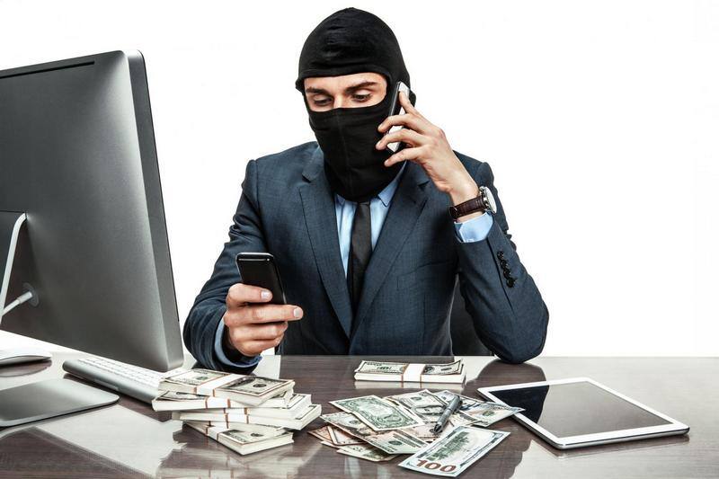 Злоумышленники используют личную информацию жертв, чтобы запугать их обвинениями в измене