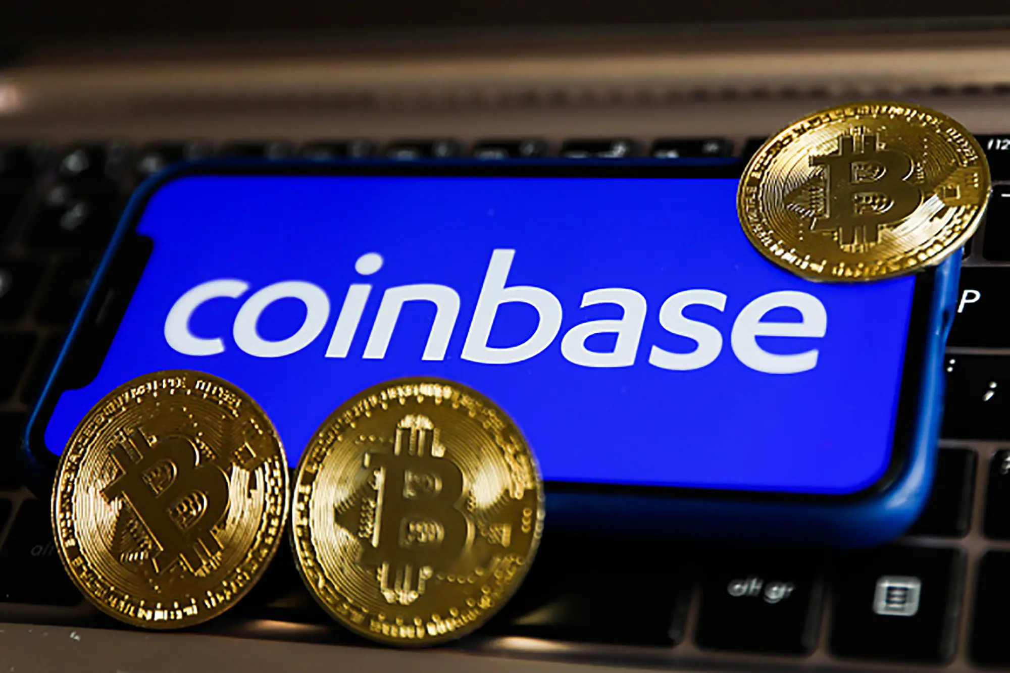 Неизвестный хакер украл данные сотрудников Coinbase